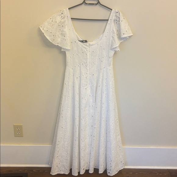 Extro&Vert Ada Flutter-Sleeve Broderie
Midi Dress - Picture 5 of 13